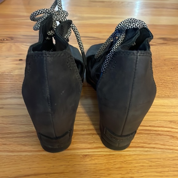 Gently used sorel sandals. Size 9 - Picture 3 of 6